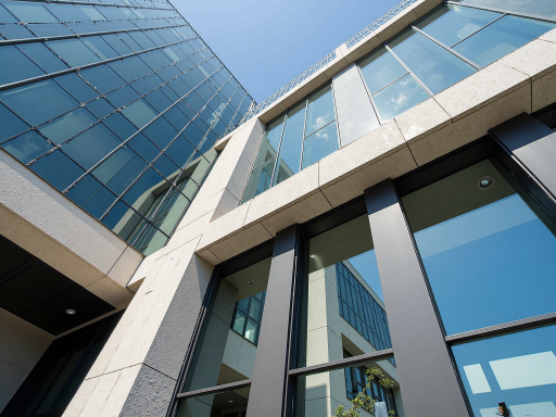 公司办公楼外景，现代建筑风格，绿化环境优美，阳光明媚